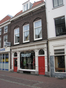 820745 Gezicht op de voorgevel van het pand Twijnstraat 36 - 36bis (Kledingwinkel Transit ) te Utrecht.N.B. Rond 1950 ...